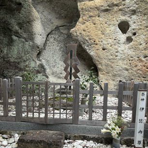花の窟神社（はなのいわや）
三重県熊野市
日本最古の神社でイザナミノミコトとカグツチノミコトを祀られています。
このような形の神社を見たのは初めてで興味深かったです。
御朱印を下さる宮司様もすごく優しい方でした。
道の駅が併設されており『大内山牧場のソフトクリーム🍦』が食べれます。