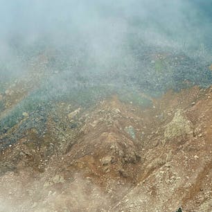 大涌谷
火山性ガスで、喉が痛くなるほど硫黄の匂いが充満し、目も痛くなりましたが、自然の凄さを肌で感じることができます。
名物の黒たまご、４個500円です^_^
