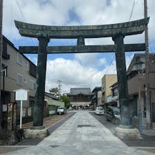 伊勢湾台風時の傷跡が残る鳥居

桑名の春日神社の正面にある青銅製の鳥居。よく見ると柱には伊勢湾台風の時に高潮に船が流されて、その船が当たって、へこんだ傷があり、その傷の由来が鳥居に刻まれています。

#サント船長の写真　#桑名市