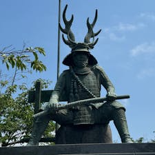 本多忠勝の像　(桑名市)
本多 忠勝は、戦国時代から江戸時代前期にかけての武将・大名。徳川氏の家臣。上総大多喜藩初代藩主、伊勢桑名藩初代藩主。忠勝系本多家宗家初代。本姓は藤原氏。通称は平八郎。 徳川四天王・徳川十六神将・徳川三傑として崇められた。

#サント船長の写真　#桑名市