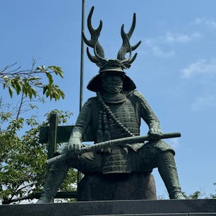 本多忠勝の像　(桑名市)
本多 忠勝は、戦国時代から江戸時代前期にかけての武将・大名。徳川氏の家臣。上総大多喜藩初代藩主、伊勢桑名藩初代藩主。忠勝系本多家宗家初代。本姓は藤原氏。通称は平八郎。 徳川四天王・徳川十六神将・徳川三傑として崇められた。

#サント船長の写真　#桑名市