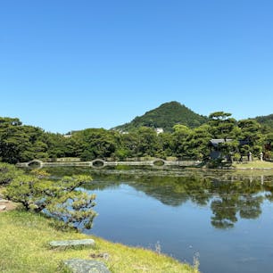 養翠園
和歌山市

紀州徳川家の別荘の様な所でしょうか。
回遊式庭園が素晴らしいです。