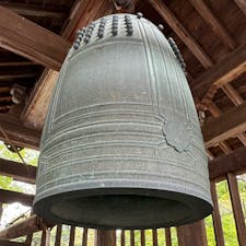 三井の梵鐘
大晦日、大勢の善男善女で賑わった除夜の鐘。一般には近江八景の「三井の晩鐘」として知られるこの梵鐘は、 「天下の三銘鐘」の一つにも数えられています。 姿の立派な宇治平等院の鐘、由緒の正しい高雄神護寺と、音色の美しさで選ばれた三井寺。 つまり、三井の晩鐘は、日本一の響きであると認められているのです。

此処梵鐘は撞かせて貰えますが、以前は300円でしたが、今は800円でした😅一撞きですよ、しかし、此の鐘は本物かなぁ？デプリカと違うかなぁ。
 「天下の三銘鐘」の鐘ですよ、宇治の平等院はデプリカが釣て有り、本物は保管して居ますね。神護寺は判りません。

#サント船長の写真