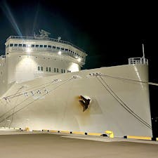 東京九州フェリー
はまゆう
新門司23時55分発
横須賀翌日20時45分着
車を積んで21時間の船旅です。
この日は、高知辺りから結構揺れましたが、お天気は良かったので大海原の景色は楽しめました。写真はありませんが、プラネタリウムや映画の上映、スポーツルームやキッズルーム、サウナもありますので、暇を持て余すということはないと思います。が、やはりネット環境は厳しいものがありました。
下船後、フェリー会社手配のホテルメルキュール横須賀に一泊し、翌朝、19階レストランで横須賀港を眼下に朝食をいただいた後、観光開始です^_^
関東へは、普通飛行機で参りますが、ものすごく時間をかけての船旅もまた一興だなぁと思った次第です♪