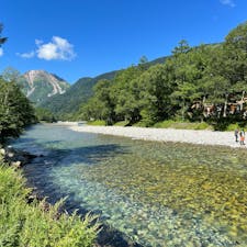 帰ってきて写真を見ると、すぐに「また行きたい！」と思ってしまう魅力的な上高地。

早朝の清々しさ、美しい峰々、清流、不意に現れる野生動物、目に入る景色すべてが感動です。

今回は初めて、樹上から垂れる「サルオガセモドキ」という顕花植物も見つけることができました。（10枚め）



#上高地 #長野県 #olive