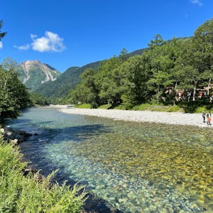 帰ってきて写真を見ると、すぐに「また行きたい！」と思ってしまう魅力的な上高地。

早朝の清々しさ、美しい峰々、清流、不意に現れる野生動物、目に入る景色すべてが感動です。

今回は初めて、樹上から垂れる「サルオガセモドキ」という顕花植物も見つけることができました。（10枚め）



#上高地 #長野県 #olive