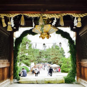 京都
北野天満宮
6月25日御誕辰祭(夏越天神)
大茅の輪くぐり
楼門に掲げられた大茅の輪を、真夏を迎えるにあたり無病息災を願いながらくぐります。輪の幅が広いのでなかなか大変ですが、踏まずに跨いだ方がいいようです。４.５枚目は、普通の茅の輪くぐりが本殿前に設えてあるもので、心身の穢れを祓い無病息災を願いながら、左右左正面と、お作法に従ってくぐります。