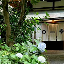 京都
Coffee Base NASHINOKI
梨木神社境内(京都御所東側)
こちらの珈琲は、京都三名水のひとつで境内の湧水「染井の水」で淹れてくださいます。私は、水出しアイスコーヒーをいただきましたが、少し酸味のある爽やかでフルーティーなとても美味しいものでした。
