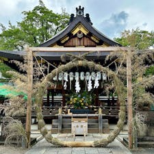 京都
護王神社
京都御所の西側蛤御門向かい。
和気清麻呂公がお祀りされています。清麻呂公が危険な目にあった時、猪が守ってくれたという言い伝えもあり、境内には猪の像がたくさんあり、足腰にご利益があるということです。
夏越の祓のため、茅の輪くぐりも準備されています。