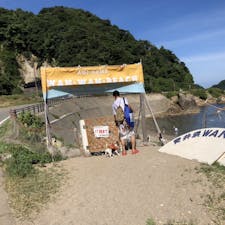 わんちゃんと一緒に泳げる！
【青井浜わんわんビーチ】

抜群の透明度を誇る「竹野浜海水浴場」の少しハズレにある「青井浜わんわんビーチ」は、ペットと一緒に海で遊べるビーチです。
わんちゃん用のライフジャケットが有料レンタルできたり、わんちゃん専用のシャワー風呂桶やドライヤーなども完備。