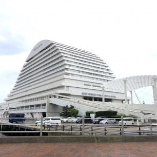 ゴージャスなビュッフェが楽しめる
【サンタモニカの風】
神戸メリケンパーク オリエンタルホテル

メリケンパークの景色が一望できるレストランで、サンタモニカのビーチのような明るい雰囲気のお店です。
ビュッフェもとても美味しいです。
「マンスリーメニュー」や「ライヴキッチン」で頂くお皿を持ってきたら、まるでバイキングではなく、普通のレストランのようです