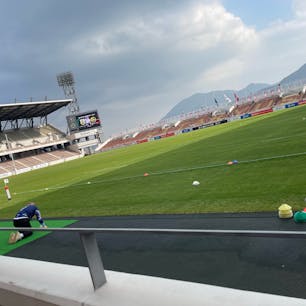 ミクニワールドスタジアム
JR小倉駅から徒歩10分くらいで着きます。本格的なサッカー，ラグビーのスタジアム。通常はJ3北九州のホーム。ラグビー日本代表の試合や2019W杯ではウェールズ代表が合宿した場所です。客席が低いので選手との距離が近く感じゲームが良く見える良いスタジアムです