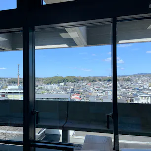 奈良県庁食堂

奈良市の奈良県庁にある食堂は、一般の方も利用できます。本庁舎6階にあり、奈良公園や奈良市街、生駒山を眺める景色が素晴らしいです。

職員の方も利用するので、少し時間をずらし、13時頃に行ってみました。定食や麺類などがあり、価格も600円程度からと安いです。西側のカウンター席から、生駒山がよく見え、気持ちよく食事が楽しめました。