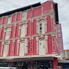 チャイナタウン
シンガポール🇸🇬

一階がお店で上は住居になってます。
カラフルでノスタルジックなデザインは見ているだけで楽しい。

このような建物はショップハウスといい古くからのシンガポールの建築様式です。