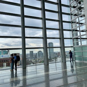 名古屋駅　JRセントラルタワーズ

エレベーターで15階に上ると、無料の展望スペースがあります。スカイストリートと呼ばれていて、名古屋市内の景色が楽しめます。遠くに御嶽山、乗鞍岳といった山々が見えることもあるそうです。新幹線や在来線の列車が発着する様子も見られ、空き時間を有効に活用できました。