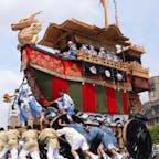 祇園祭　大船鉾

大船鉾の始まりは、四条町では「祇園社記」の記事に基づき、嘉吉元年(1441年)の建立とされています。「康富記」の記述から、応永29年(1422年)にはすでに存在したという説もあります。いずれにしても応仁の乱以前からの古い歴史を持っています。その応仁の乱(1467年)には他の山鉾とともに焼失、23年後の明応9年(1500年)に再興したといわれています。しかし、その年の鬮順の記録には出ていないので、完全な復興は数年後かもしれません。その頃は人形だけを乗せた比較的簡素な「舟」でしたが、江戸時代に入り、次第に装飾が加えられ、囃子も加わって、「船鉾」と呼ばれるようになりました。

#サント船長の写真　#祇園祭