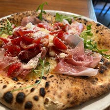 Pizzeria&trattoria Gonzo 吉祥寺 / Tokyo

薪窯で焼き上げるナポリピザなど本格イタリアンを味わえる吉祥寺の人気店「ゴンゾ」。
季節の果物と水牛ブラータチーズのカプレーゼは毎回必ずオーダーする前菜メニュー！ピザはもちもちの生地で食べ応えがあり、病みつきになる美味しさです。
11時開店直後なら予約なしでも並ばずに入店できる、吉祥寺でオススメのイタリアンレストランです♪

#tokyo #tokyosightseeing #kichijyoji #gonzo_kichijoji #bluemoon