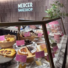 EATo LUMINE（イイトルミネ） / Tokyo

 新宿駅改札内のエキナカ商業施設「EATo LUMINE（イイトルミネ）」には、ルミネ初出店・東京初進出の人気店などが勢揃い！
名物“生キャラメルシフォンケーキ”でおなじみのシフォンケーキ専門店では、新宿店限定商品も購入できるので、手土産探しにおすすめです♪

#tokyo #tokyosightseeing #shinjuku #eato_lumine #bluemoon