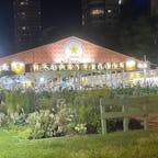 大通公園のさっぽろ夏祭り
ビール各社のビアガーデン
飲み放題とかじゃないので
一杯づつ呑んで全部回るのも良し
一社に腰据えて呑むも良し
私の感想
サントリー
モバイルオーダー可能(割引有)ドリンクフード席まで持ってきてくれる。フードはちょっと残念
キリン
スタッフorカウンターのオーダー
フードもドリンクも取りに行くシステム。フードは作り置きがほぼない、ホタテやイカ、アスパラのボイルまでその場で調理。フードはここが一番。
アサヒ
良くも悪くも中間、注文システムはカウンターのみ。フードもまあまあ。ただスマドリを薦めているだけあってノンアルソフドリの種類が豊富。ドライゼロの生🍺があった
サッポロ
スタッフオーダー(現金のみ)自販機オーダーもできます。
ビールの種類が豊富、会場限定のシトラスビールは爽やかで美味かった。フードはまあまあ。