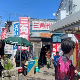 小樽駅真横の海鮮市場
ぎゅうぎゅう詰めの建物に所狭しとお店が並んでいます
新鮮なカニホタテエビ
作りたての干物
その場で調理してくれて食べれる店も多いです
旅行者に注意⚠️
スーツケースゴロゴロしながらの移動は通路も狭いしガタガタしてるのでオススメしないです、私の経験上