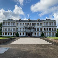 秋田県の小坂町にある、過去に実際に使われてた鉱山事務所。螺旋階段がとても素敵でした。
過去にはすぐ近くを電車が走ってたそうで、線路跡にきれいにあじさいが植えられてました。