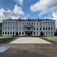 秋田県の小坂町にある、過去に実際に使われてた鉱山事務所。螺旋階段がとても素敵でした。
過去にはすぐ近くを電車が走ってたそうで、線路跡にきれいにあじさいが植えられてました。