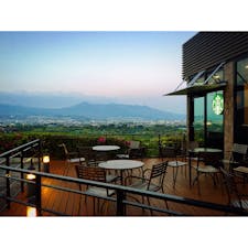 【静岡】
「日本一富士山が綺麗に見えるスタバ」
が富士川SA下りにあります！！！
（富士山写ってませんが。笑）

実際富士山の眺めも最高ですが、
テラス席で夜風を感じながら
夜景を楽しむこともできます！！
ぜひ立ち寄ってみてください^_^