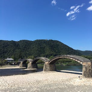 錦帯橋
山の上に小さく見えるのが岩国城