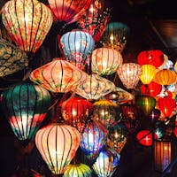 世界文化遺産の街、ホイアンでの1枚。日が沈むとそれぞれの店先のランタンに明かりが灯ります。色とりどりのランタンが幻想的でとても綺麗です。
#ベトナム #ホイアン #ランタン