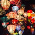 世界文化遺産の街、ホイアンでの1枚。日が沈むとそれぞれの店先のランタンに明かりが灯ります。色とりどりのランタンが幻想的でとても綺麗です。
#ベトナム #ホイアン #ランタン
