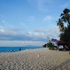 ペナン島のバトゥ・フェリンギ・ビーチ！空と海の色の鮮やかさが素敵です♬
マリンスポーツも出来ます！19:30頃からようやく日が沈み始めるので、現地の人もゆっくりビーチで過ごしています。穏やかに時間が流れる場所です。
そういえば日本人には出会わなかったな〜
#マレーシア #ペナン島