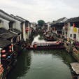 上海から少し足を延ばして高速鉄道（新幹線）で30分。東洋のベネチアと呼ばれる水郷の街、蘇州です。ここ山塘街は唐時代の街を再現しているらしく、まるでタイムスリップしたんじゃないかと思えてくる程です。古き良き中国の風情を感じるノスタルジーな雰囲気でした( ´∀｀)
#中国#蘇州#山塘街