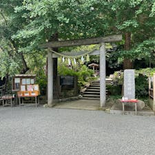 鎌倉駅西口からは30分ほど歩いたところにある「葛原岡神社」。後醍醐天皇の家臣・日野俊基をまつる神社で、縁結びの石や絵馬などがあり、縁結びにご利益を得たい人におすすめです♪

#鎌倉 #源氏山公園 #葛原岡神社 #縁結び #パワースポット
