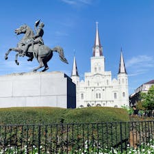 2022.10 アメリカ🇺🇸ニューオーリンズ
ジャズ発祥の街なだけあって、街中にはジャズバーが数多くありました。
西洋、アメリカ、メキシカンな雰囲気が混じり合った文化で、街を歩くのも楽しいです。
街中には世界最古といわれる路面電車も走っていますので、ぜひ乗ってみることをオススメします！
写真は主にジャクソンスクエアやフレンチクォーターで撮ったものです。