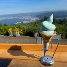 ケーブル比叡駅展望台〜🚠
ブルーのソフトクリーム🍦味はバニラ〜不思議な感じでした！天気がよくて最高〜🤗