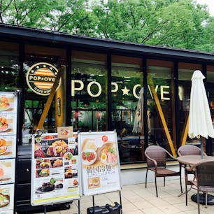 名古屋市　金シャチ横丁にあるカフェダイナー「POP OVER」。明るくおしゃれな店内で、肉料理やスイーツが味わえます。

この日は、タコライスをオーダー。大きなアボカドが乗っていて、美味しかったです。どちらの窓からも、通りの緑が眺められました。