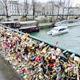 10年前のセーヌ川
愛の南京錠の橋
10年前、セーヌ川にかかるこの橋の欄干に、恋人たちの間でお互いの名前を書いた南京錠を取り付け、鍵をセーヌ川に投げ捨て永遠の愛を誓うということが流行っていました。しかし、南京錠の重みでフェンスが損壊したため2015年には撤去されました。セーヌ川にはいろんな物が沈んでいるかもなぁなんて思った次第ですm(._.)m