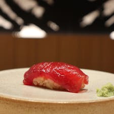 SUSHI AZABU / Tokyo

麻布台ヒルズのコスパ最強寿司店「鮨麻布」。
ニューヨーク・マンハッタン、フロリダ・マイアミビーチでミシュランの1つ星を獲得している本格江戸前鮨「AZABU」の本店。ランチは4,800円でおまかせコース(握り、バラちらしを含めた14品程度)をいただけます！
王道の寿司ネタ以外に、椎茸寿司や、おはぎスタイルのトロたく握りなど、変わり種も絶品。甘めの玉子焼きが最後の一口デザートです♪

#tokyo #tokyosightseeing #tokyorestaurant #azabudai-hills #sushiazabu #bluemoon