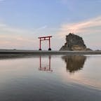 いわき市の勿来海岸。
関東から1番近い海岸で海水浴場としても人気があります。
大きな岩山と鳥居がシンボル。

#福島県 #いわき市 #勿来海岸