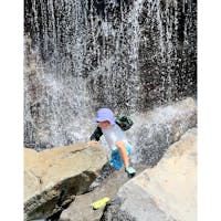 【いせさき市民の森公園】
夏の水遊び場で最高な公園を発見✨
岩場の水遊び場で滝や噴水が沢山あって5分くらいの間隔で水が出てきたり、人工の小川もあり浅いところもあるから小さい子も遊べます✨
子供達は滝と噴水に夢中で水鉄砲や浮き輪を使ってる子はあまりいませんでした!
水の中も岩だからマリンシューズとラッシュガードは必須!
公園には遊具やぽんぽんトランポリンもあり管理棟の中のトイレも綺麗で自販機もあり✨
土日にはキッチンカーもあるみたい!
遊具と水遊びをするなら駐車場は462号沿いの🅿️が一番近いかな!
テントやレジャーシートを敷くのもOKみたいなのであると着替えや休憩も便利だよ!
また行きたいと思った公園です✨
2024.8.4