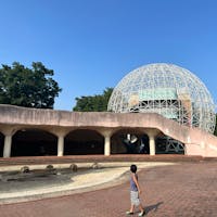 【子供のもり公園伊勢崎】
まゆドームの中には児童館のような施設となっていて3階建て!
1階では図工などの制作ができて私達は牛乳パックとペットボトルで出来るコマを作ったよ✨2階には生物や動物などの本、図鑑が沢山ありました!
3階は小さな子が遊べるプレイルーム的な感じでした!
まゆドームの中にはトイレも!
まゆドームの中で遊びたい場合は濡れた靴やサンダル、服、裸足はNGなので気をつけてね!
外には岩山のような形の遊具があり滑り台やトンネル、木の揺れる橋もあったよ!
人工の小川の水は井戸水のためすっごく冷たくて暑い夏には気持ちいい✨
井戸水だと苔が生えるようで水の中の石の地面には結構苔が生えていて滑りやすかったのでサンダルよりマリンシューズがオススメです!
公園の横にはコンビニがあるから飲み物やアイスなども買えて便利でした😊
2024.8.4