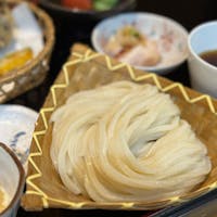水沢うどんの有名店「元祖田丸屋」へ。
喉越しのいいおうどんに、群馬の地酒「水芭蕉」が合う！
店内も、リニューアルされて綺麗な庭も広がっていました。

日本三大うどんである、水沢うどんが食べたくなったら、こちらのお店オススメです！

#水沢うどん
#元祖田丸屋
#うどん
#群馬県
