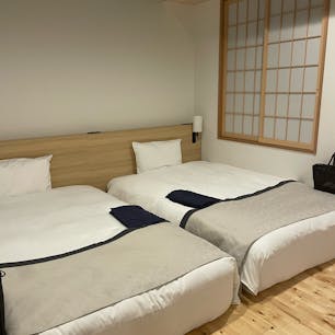 トーセイホテルココネ浅草蔵前🩵
浅草駅からは徒歩10〜15分、蔵前駅からは5分くらいの好立地でした🚃
和モダンテイストのホテルで、ロビーには茶室もありました！
大浴場付き、コーヒー無料サービスなどもあり、子連れや観光客で賑わってました。