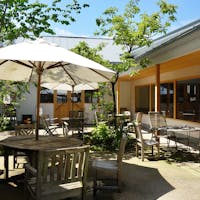 那須町の「バターのいとこ」那須店は、焼き菓子店で、とても気持ちの良いオープンカフェがあります。
独特の食感を持つ「バターのいとこ」も頂けます。

#栃木県 #那須町 #バターのいとこ