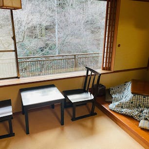 2月に友人と四万温泉旅行に行ってきました♨️四万温泉やまぐち館に泊まりました。女将の紙芝居が有名で夜はロビーにみんなが集まり聞くのが感慨深かったです✨😍
露天風呂温泉も広く、薬師風呂もあって、食事も個室で豪華で最高でした。