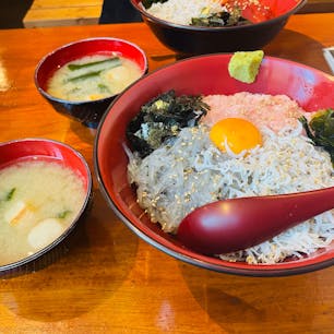 GWに行った熱海旅行🚃熱海館に宿泊しました！駅からは徒歩ですぐの立地です。車で行ったのですが、駐車場は車庫入れにかなり時間がかかりました😭熱海プリンは1号店より2号店の方が遠い分、空いてました🙌