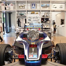 TAMIYA PLAMODEL FACTORY TOKYO

2024年5月、新橋にオープンした「タミヤ プラモデルファクトリー トーキョー」。
タミヤ製品6000アイテムが取り揃えられた広い店内には、エアロアバンテの実車が展示され、カフェも併設。ミニ四駆用コースやRC用スペースもあります。
高さ約4ｍ、全長約100ｍのジグザグと店内をめぐる大きな棚には、プラモデルやミニ四駆、工作シリーズなどがずらり。
子供から大人まで楽しめて、ちょっとした休憩にもおすすめのスポットです♪

#tokyo #tokyosightseeing #tamiya_tokyo #bluemoon