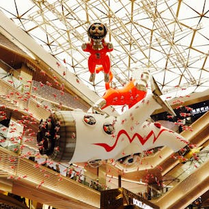 GINZA SIX / Tokyo

GINZA SIX中央の大きな吹き抜け空間に展示されたパブリックアート「BIG CAT BANG」。
空を舞う無数の宇宙猫と、浮かぶ宇宙船（「太陽の塔」へのオマージュ）が大迫力！色んな角度から眺めたくなります♪
2025年夏まで展示予定なので、銀座へ訪問の際はぜひ立ち寄ってみてください。

#tokyo #tokyosightseeing #ginzasix #bluemoon