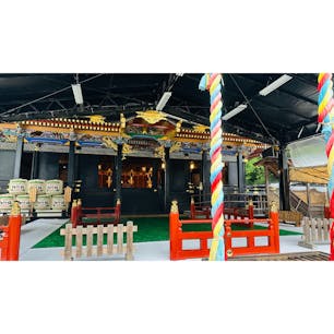 8月7日(水) 大崎八幡宮
伊達政宗公によって造営された神社⛩️
黒漆塗りに色鮮やかな彫刻が施された社殿は政宗公の権威を象徴しているようでした。
仙台七夕の時期ということもあり、境内には七夕飾りが。彫刻の鮮やかさと相まってとても煌びやかでした！