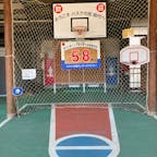 駅のホームに設置されてるバスケットゴール。人気の列車リゾートしらかみも停車します。